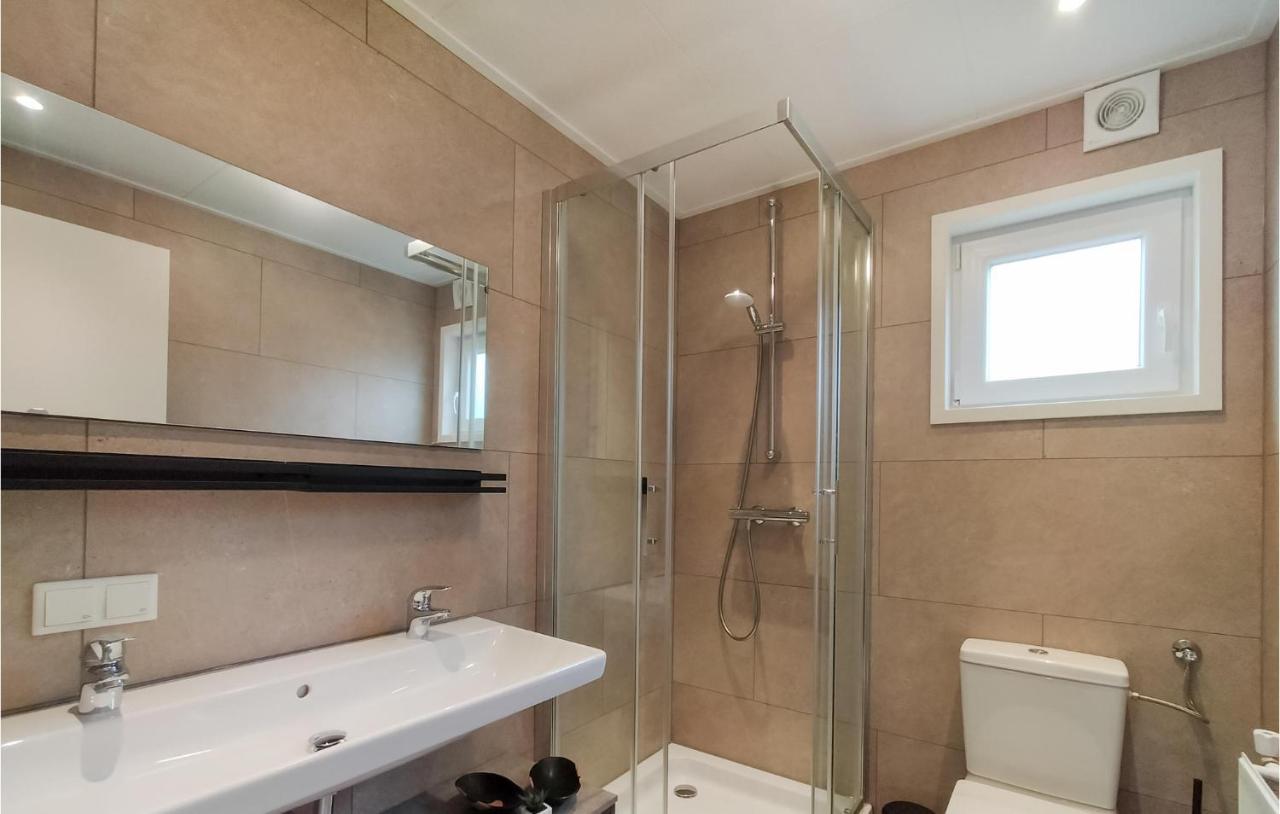 2 Bedroom Awesome Home In Heinkenszand Extérieur photo